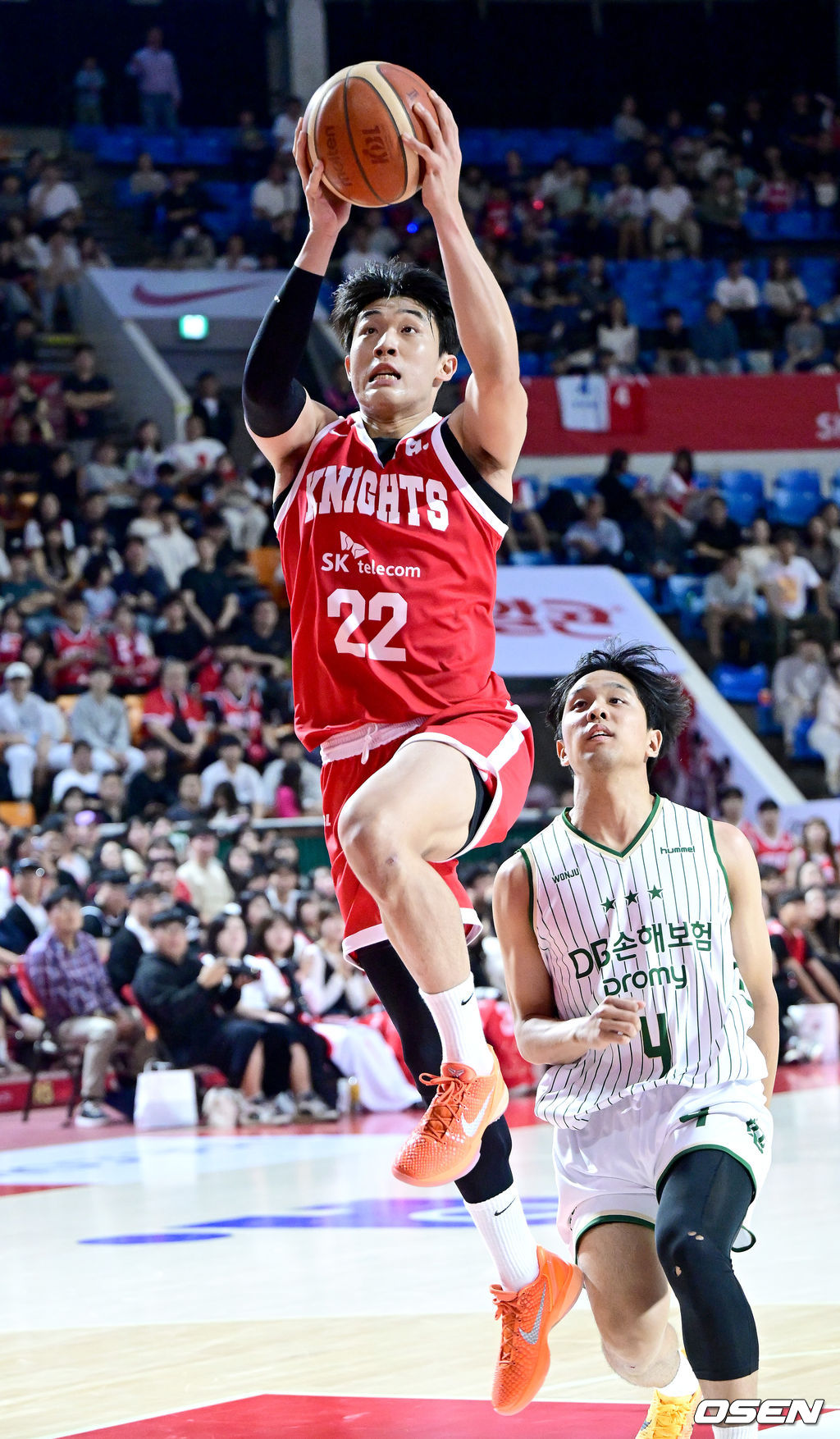 19일 오후 서울 잠실 학생체육관에서 ‘2025-2026 LG전자 프로농구’ 서울 SK와 원주 DB의 경기가 열렸다.홈팀 SK는 올 시즌 2승 4패, 방문팀 DB는 4승 2패를 마크하고 있다.4쿼터, SK 오재현이 슛을 시도하고 있다. 2025.10.19 / dreamer@osen.co.kr