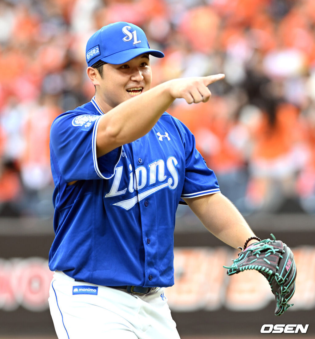 19일 오후 대전 한화생명볼파크에서 2025 신한 SOL Bank KBO리그 포스트시즌 플레이오프 2차전 한화 이글스와 삼성 라이온즈의 경기가 열렸다.한화는 라이언 와이스, 삼성은 최원태를 선발 투수로 내세웠다. 7회말 권광민을 삼진으로 처리 7이닝을 1실점으로 막아낸 최원태가 기뻐하고 있다. 2025.10.19 /spjj@osen.co.kr