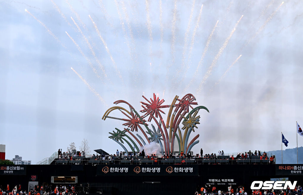 삼성은 19일 대전 한화생명볼파크에서 열린 포스트시즌 플레이오프 2차전 한화 이글스와의 경기에서 타선이 폭발하며 7-3 완승을 거뒀다.시리즈 전적 1승 1패로 동률을 만들고 홈구장 대구 삼성라이온즈파크로 돌아간다. 경기 종료 후 불꽃이 터지고 있다. 2025.10.19 /sunday@osen.co.kr