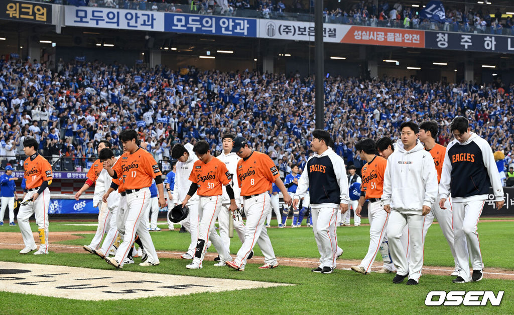 삼성은 19일 대전 한화생명볼파크에서 열린 포스트시즌 플레이오프 2차전 한화 이글스와의 경기에서 타선이 폭발하며 7-3 완승을 거뒀다.시리즈 전적 1승 1패로 동률을 만들고 홈구장 대구 삼성라이온즈파크로 돌아간다. 경기 종료 후 한화 선수들이 아쉬워하고 있다. 2025.10.19 /sunday@osen.co.kr