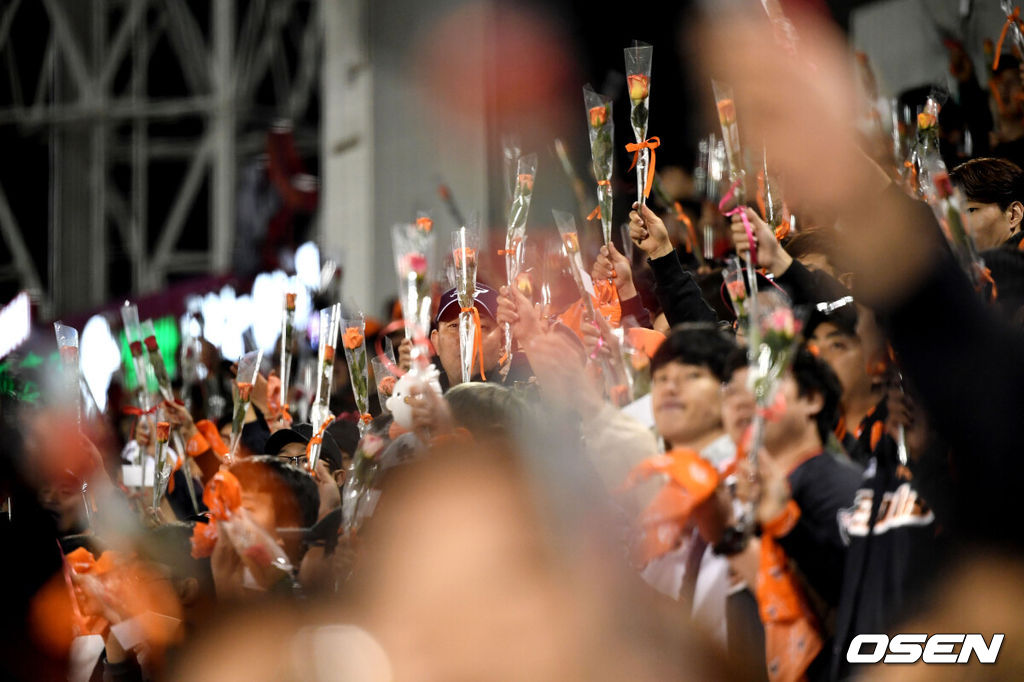 19일 오후 대전 한화생명이글스파크에서 '2018 신한은행 MY CAR KBO리그 포스트시즌' 준플레이오프 1차전 한화 이글스와 넥센 히어로즈의 경기가 열렸다.4회말 한화 홈 팬들이 장미꽃을 들고 응원을 펼치고 있다. /dreamer@osen.co.kr