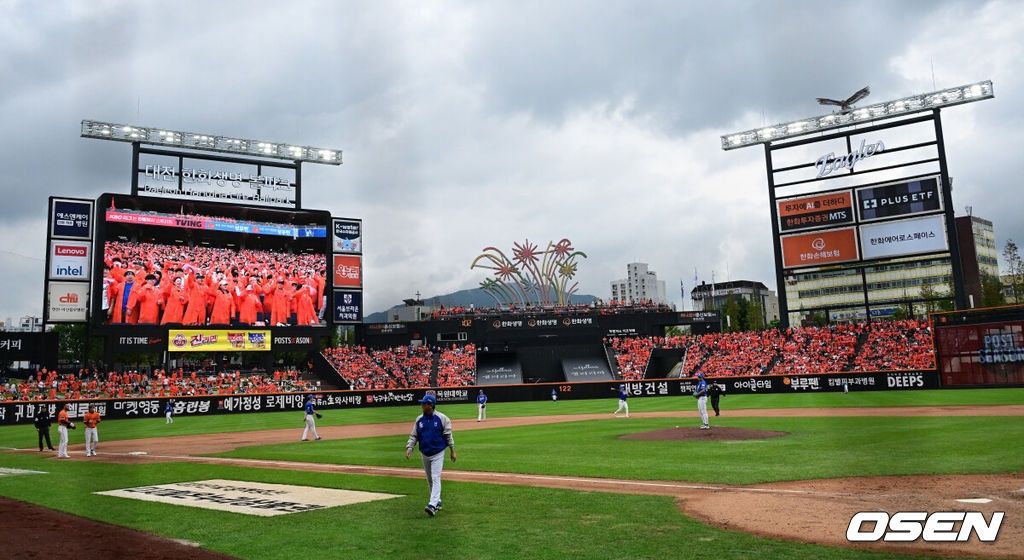 18일 오후 대전 한화생명볼파크에서 2025 신한 SOL Bank KBO리그 포스트시즌 플레이오프 1차전 한화 이글스와 삼성 라이온즈의 경기가 열렸다. 한화 팬들이 열띤 응원을 선보이고 있다. 2025.10.18 /jpnews@osen.co.kr