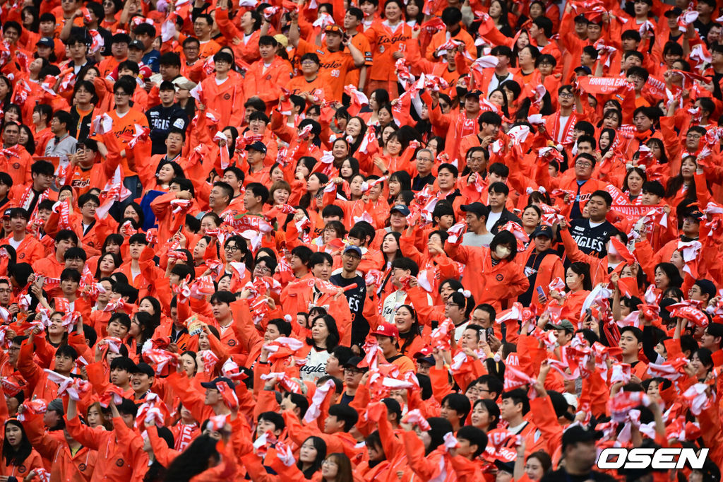 18일 오후 대전 한화생명볼파크에서 2025 신한 SOL Bank KBO리그 포스트시즌 플레이오프 1차전 한화 이글스와 삼성 라이온즈의 경기가 열렸다.한화는 폰세, 삼성은 가라비토를 선발 투수로 내세웠다.한화 팬들에 열띤 응원을 선보이고 있다. 2025.10.18 /jpnews@osen.co.kr