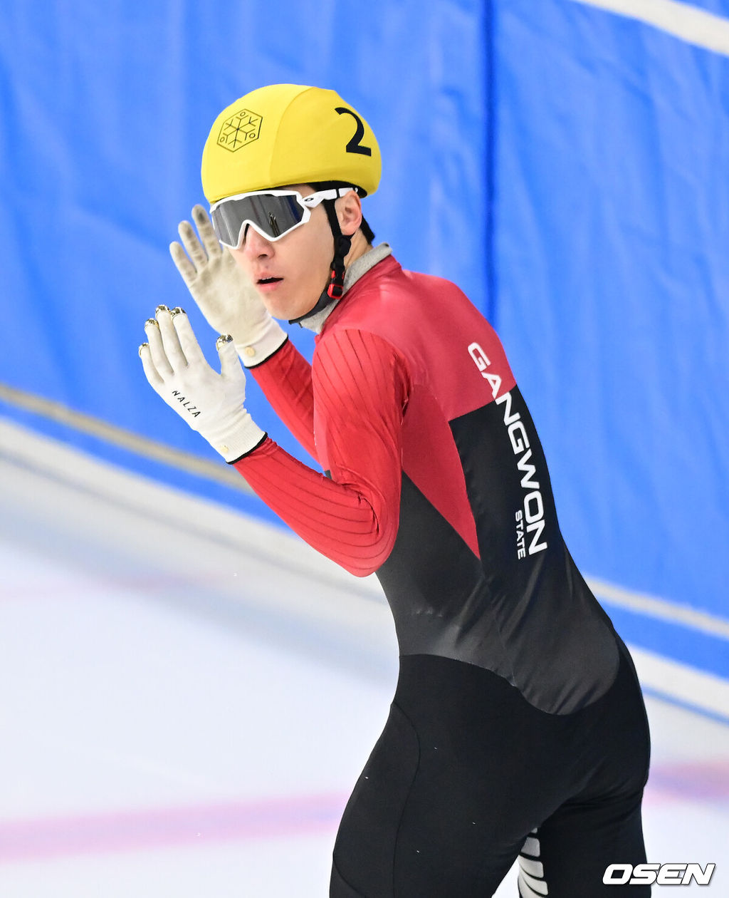 9일 오전 서울 양천구 목동 실내빙사장에서 ‘2025/26 시즌 쇼트트랙 국가대표 1차 선발대회’가 열렸다.국가대표 1, 2차 선발대회는 대회별 개인종목 500m와 1000m, 1500m의 3개 종목별 순위 점수를 합산하여 종합순위를 결정하는 방식으로 진행된다. 1차 대회 남녀 각 상위 24명이 2차 선발대회에 진출하며, 두 대회의 종합 점수를 합산하여 2025-26시즌 국제빙상경기연맹(ISU) 쇼트트랙 월드투어 시리즈와 세계선수권대회, 2026 밀라노-코르티나 담페초 동계올림픽에 출전할 최종 쇼트트랙 국가대표 선수를 선발한다.남자 1000M 준준결승 황대헌(강원도청)이 박지원(서울시청)과 충돌, 판정에 항의하고 있다. 황대헌은 페널티 코드 S1(직선주로에서 아웃에서 인으로 레인 변경)으로 실격, 박지원은 어드밴티지를 받아 준결승으로 올랐다. 2025.04.09 / ksl0919@osen.co.kr