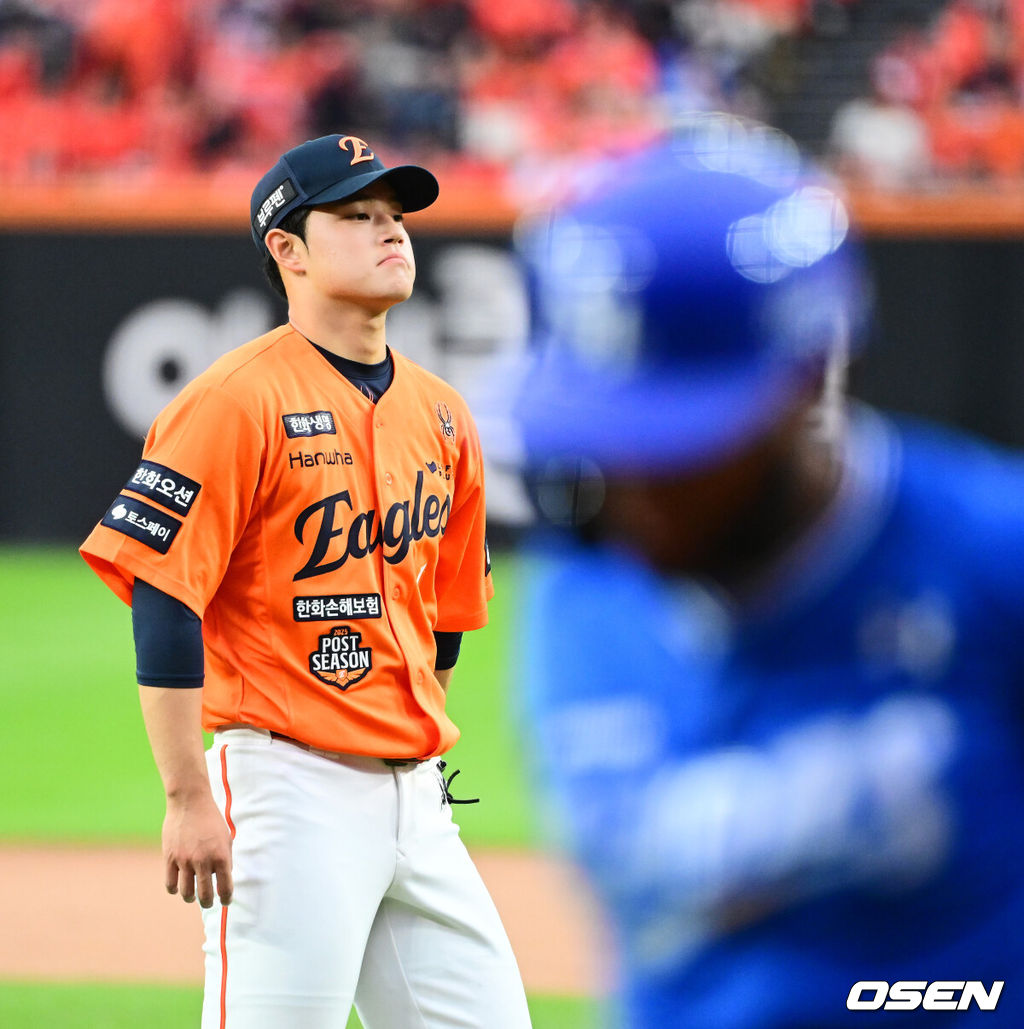 18일 오후 대전 한화생명볼파크에서 2025 신한 SOL Bank KBO리그 포스트시즌 플레이오프 1차전 한화 이글스와 삼성 라이온즈의 경기가 열렸다. 8회초 1사 2루에서 한화 문동주가 삼성 디아즈를 삼진 처리하고 있다. 2025.10.18 /jpnews@osen.co.kr