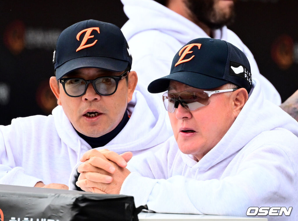 19일 오후 대전 한화생명볼파크에서 2025 신한 SOL Bank KBO리그 포스트시즌 플레이오프 2차전 한화 이글스와 삼성 라이온즈의 경기가 열렸다.한화는 라이언 와이스, 삼성은 최원태를 선발 투수로 내세웠다.경기에 앞서 한화 김경문 감독이 양상문 코치와 이야기를 나누고 있다. 2025.10.19 /jpnews@osen.co.kr