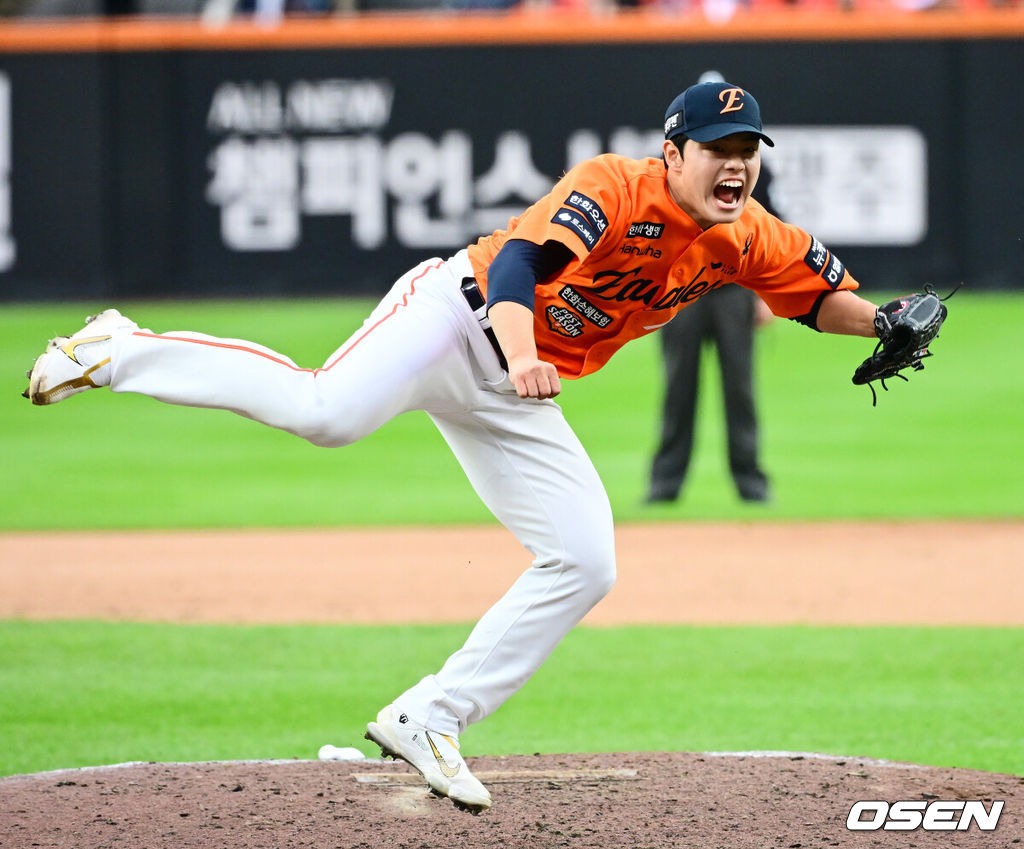 18일 오후 대전 한화생명볼파크에서 2025 신한 SOL Bank KBO리그 포스트시즌 플레이오프 1차전 한화 이글스와 삼성 라이온즈의 경기가 열렸다.한화는 폰세, 삼성은 가라비토를 선발 투수로 내세웠다.7회초 한화 문동주가 역투하고 있다. 2025.10.18 /jpnews@osen.co.kr