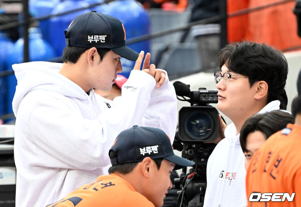 경기에 앞서 한화 문동주와 김서현이 이야기를 나누고 있다. 2025.10.18 /sunday@osen.co.kr