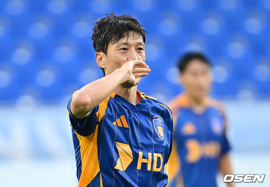 18일 울산 문수축구경기장에서 하나은행 K리그1 2025 울산 HD와 광주FC의 경기가 열렸다.  신태용 감독 경질을 두고 후폭풍이 몰아친 울산은 급격히 무너져 강등권까지 추락했고, 반면 광주FC는 파이널A 진출의 마지막 불씨를 살리기 위해 총력전에 나섰다.울산 HD 이청용이 페널티킥을 성공하고 세리머니를 하고 있다. 2025.10.18 / foto0307@osen.co.kr