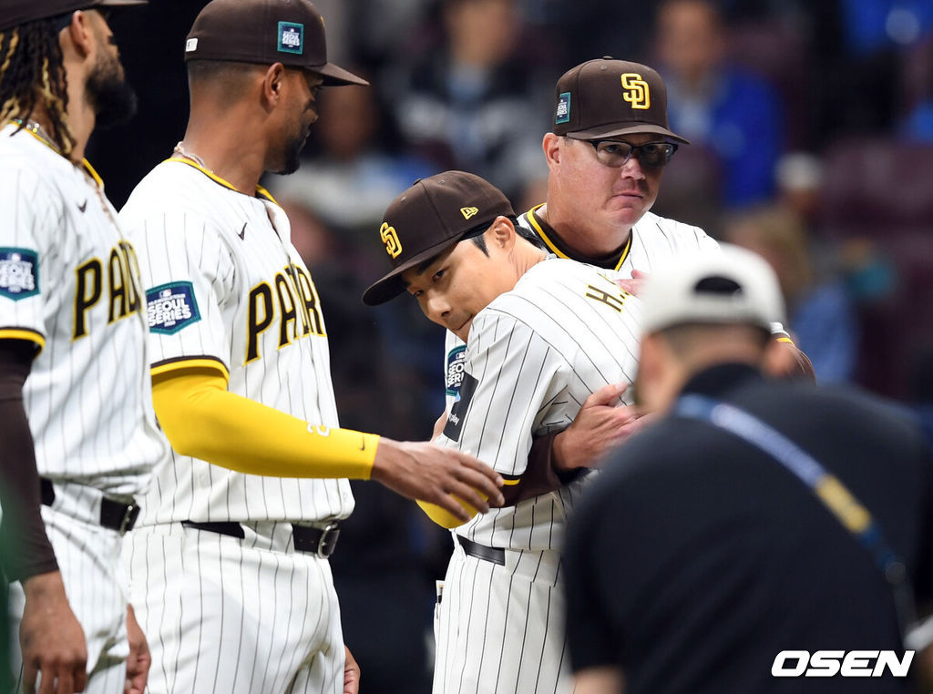 20일 오후 서울 고척스카이돔에서 ‘MLB 월드투어 서울 시리즈’ LA 다저스와 샌디에이고 파드리스의 경기가 열렸다. 경기에 앞서 샌디에이고 파드리스 김하성이 마이크 쉴트 감독과 포옹하고 있다. 2024.03.20 /jpnews@osen.co.kr