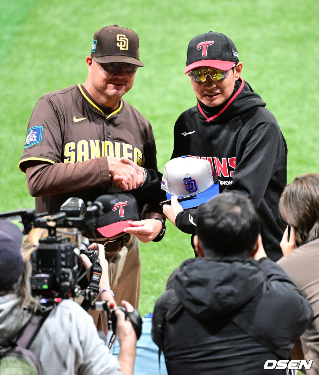 18일 서울 고척스카이돔에서 ‘메이저리그 월드투어 서울 시리즈 2024’ 샌디에이고 파드리스와 LG 트윈스의 연습경기가 진행됐다.샌디에이고 마이크 쉴트 감독과 LG 염경엽 감독이 인사를 나누고 있다. 2024.03.18 /jpnews@osen.co.kr