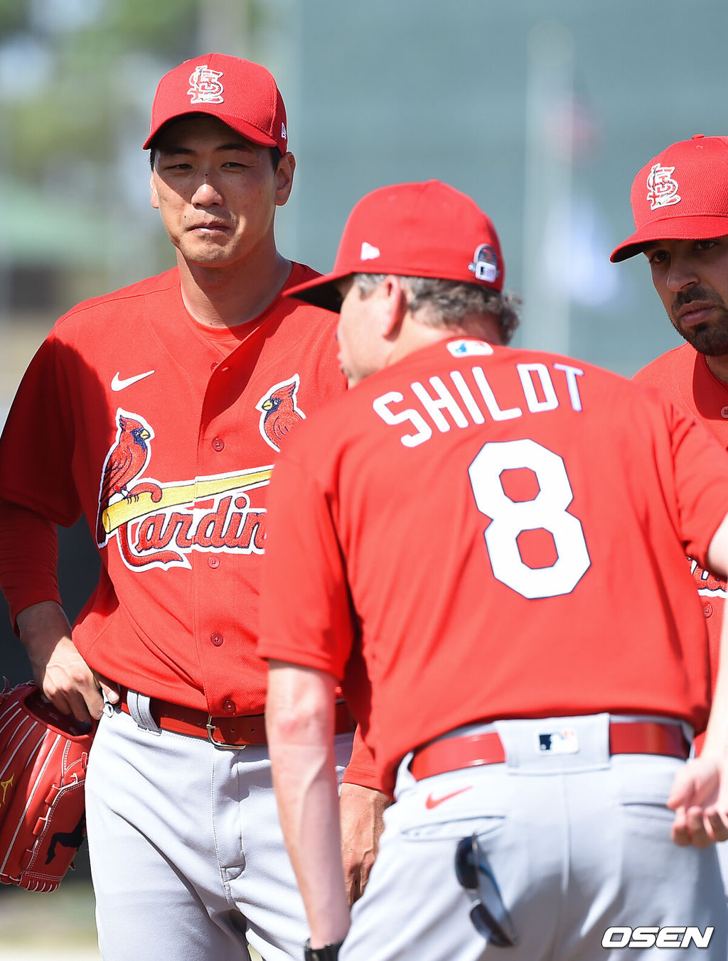 2020시즌 세인트루이스 스프링캠프에 참석한 김광현이 13일(한국시간) 미국 플로리다 주피터에 위치한 로저 딘 스타디움 훈련장에서 훈련을 가졌다.세인트루이스와 2년간 보장금액 800만달러에 계약한 김광현은 카를로스 마르티네스와 함께 5선발 자리를 두고 경쟁할 것으로 보인다.김광현이 마이크 쉴트 감독의 이야기를 듣고 있다. / soul1014@osen.co.kr