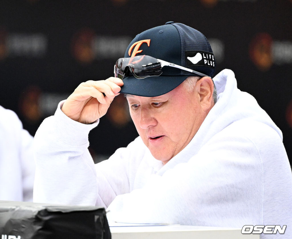 한화 김경문 감독이 경기를 준비하고 있다. 2025.10.18 /sunday@osen.co.kr