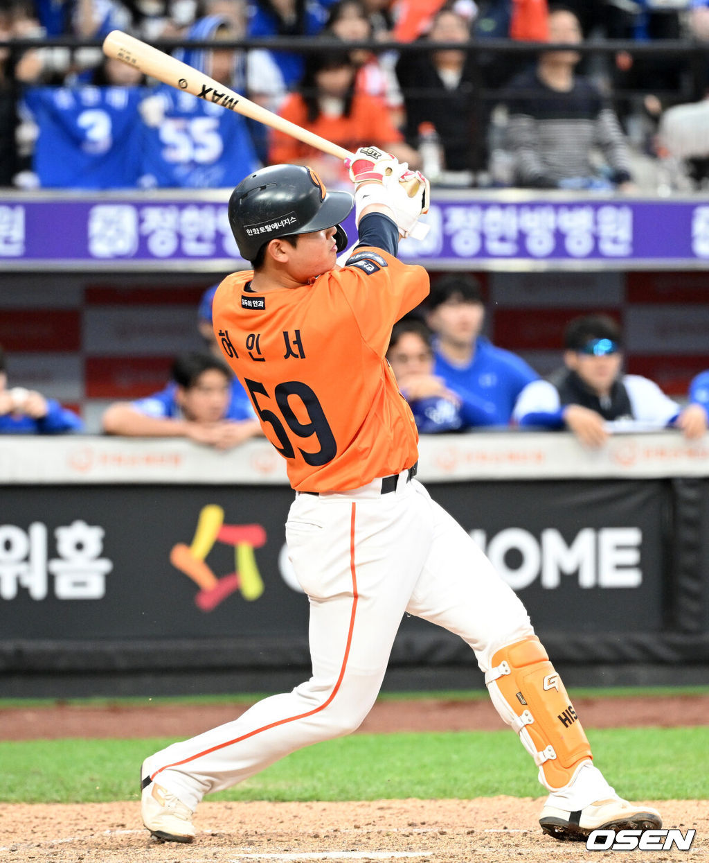 삼성은 19일 대전 한화생명볼파크에서 열린 포스트시즌 플레이오프 2차전 한화 이글스와의 경기에서 타선이 폭발하며 7-3 완승을 거뒀다.시리즈 전적 1승 1패로 동률을 만들고 홈구장 대구 삼성라이온즈파크로 돌아간다. 9회말 1사 2루에서 한화 허인서가 좌중간 적시 2루타를 치고 있다. 2025.10.19 /sunday@osen.co.kr