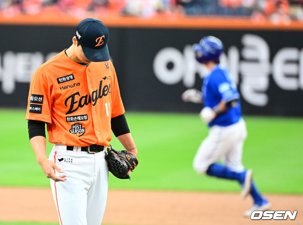 프로야구 삼성 라이온즈가 원정에서 귀중한 1승을 거두고 대구로 향한다.삼성은 19일 대전 한화생명볼파크에서 열린 포스트시즌 플레이오프 2차전 한화 이글스와의 경기에서 타선이 폭발하며 7-3 완승을 거뒀다. 시리즈 전적 1승 1패로 동률을 만들고 홈구장 대구 삼성라이온즈파크로 돌아간다. 9회초 2사 1루에서 한화 엄상백이 삼성 강민호에 좌월 투런포를 허용하며 아쉬워하고 있다. 2025.10.19 /jpnews@osen.co.kr