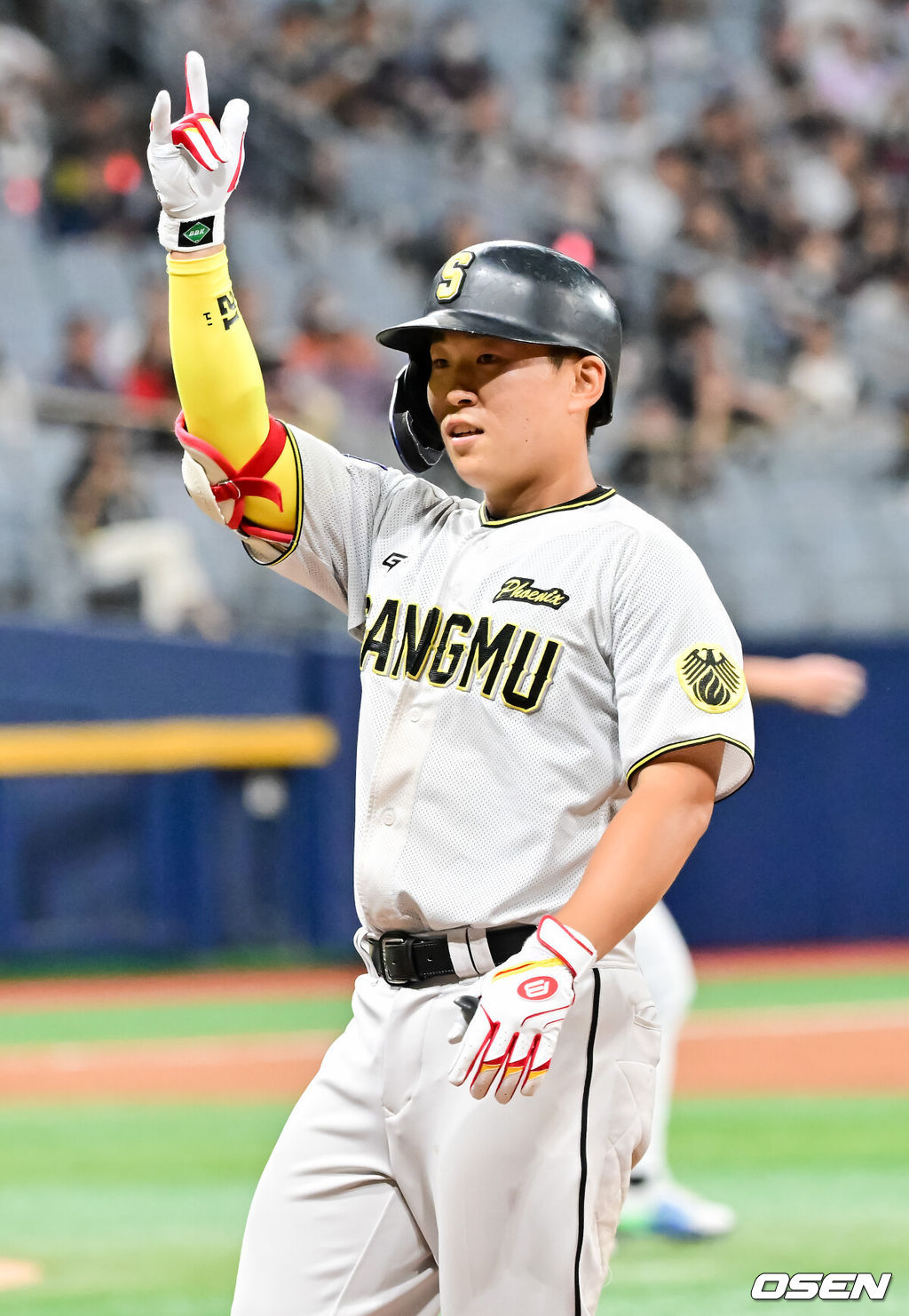1일 오후 서울 고척 스카이돔에서 제1회 2025 KBO 퓨처스리그 챔피언결정전 KT 위즈와 상무의 경기가 진행됐다. 지난달 29일 열린 2025 퓨처스리그 챔피언 결정전 준결승전에서 남부리그 2위 KT는 북부리그 1위 한화 이글스에 10-6 역전승을 거뒀다. 남부리그 1위 상무는 북부리그 2위 LG 트윈스를 5-2로 꺾고 각각 결승 진출에 성공했다.3회말 1사 상무 류현인이 안타를 날린뒤 세리머니를 하고 있다.  2025.10.01 / soul1014@osen.co.kr