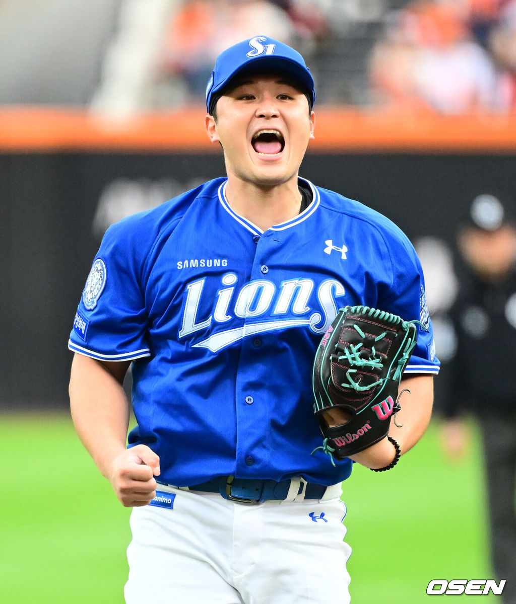 19일 오후 대전 한화생명볼파크에서 2025 신한 SOL Bank KBO리그 포스트시즌 플레이오프 2차전 한화 이글스와 삼성 라이온즈의 경기가 열렸다.한화는 라이언 와이스, 삼성은 최원태를 선발 투수로 내세웠다.7회말 수비를 마친 삼성 최원태가 포효하고 있다. 2025.10.19 /jpnews@osen.co.kr