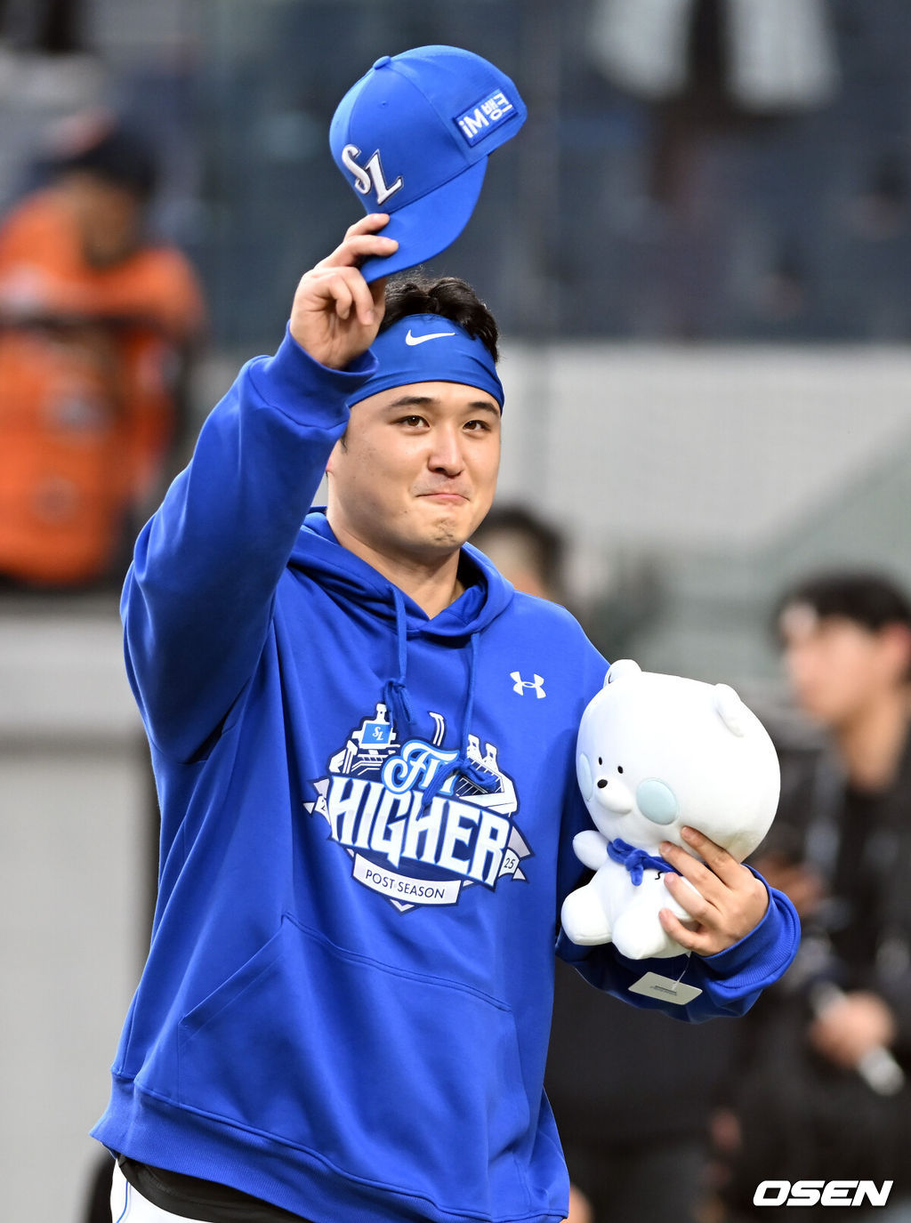 프로야구 삼성 라이온즈가 원정에서 귀중한 1승을 거두고 대구로 향한다.삼성은 19일 대전 한화생명볼파크에서 열린 포스트시즌 플레이오프 2차전 한화 이글스와의 경기에서 최원태의 7이닝 1실점의 완벽한 투구와 타선이 폭발하며 7-3 완승을 거뒀다. 시리즈 전적 1승 1패로 동률을 만들고 홈구장 대구 삼성라이온즈파크로 돌아간다.  최원태가 팬들에게 인사를 하고 있다. 2025.10.19 /spjj@osen.co.kr