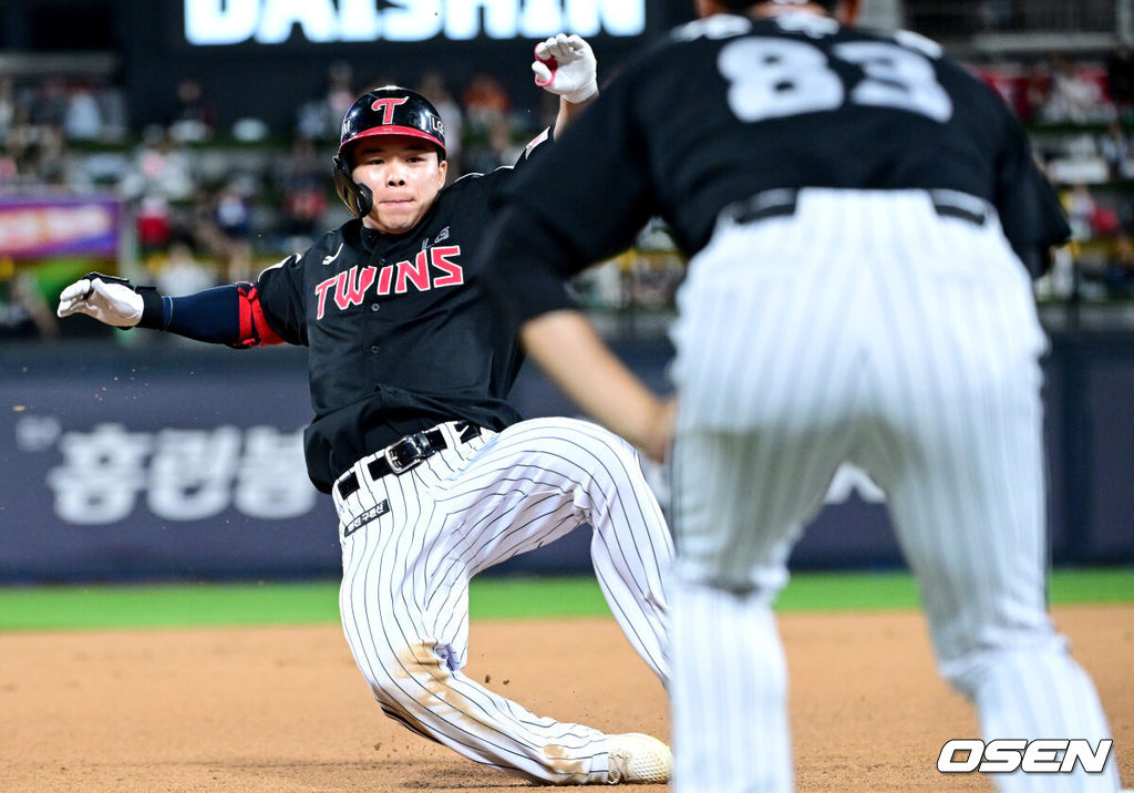 18일 수원 KT위즈파크에서 ‘2025 신한 SOL Bank KBO리그’ KT 위즈와 LG 트윈스의 더블헤더 2차전이 열렸다.홈팀 KT는 패트릭 머피, 방문팀 LG는 송승기를 선발로 내세웠다.4회초 2사 1, 2루 상황 LG 문성주가 달아나는 2타점 3루타를 날리고 3루에 슬라이딩 해 세이프되고 있다. 2025.09.18 / dreamer@osen.co.kr