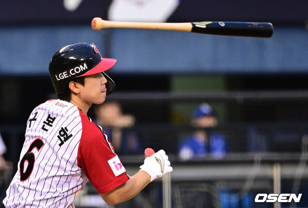 1일 오후 서울 잠실구장에서 ‘2025 신한 SOL Bank KBO리그’ LG 트윈스와 삼성 라이온즈의 경기가 열렸다.이날 LG는 임찬규, 삼성은 레예스를 선발투수로 내세웠다.7회말 1사 1루 LG 구본혁이 안타를 날리고 있다. 2025.06.01 /cej@osen.co.kr