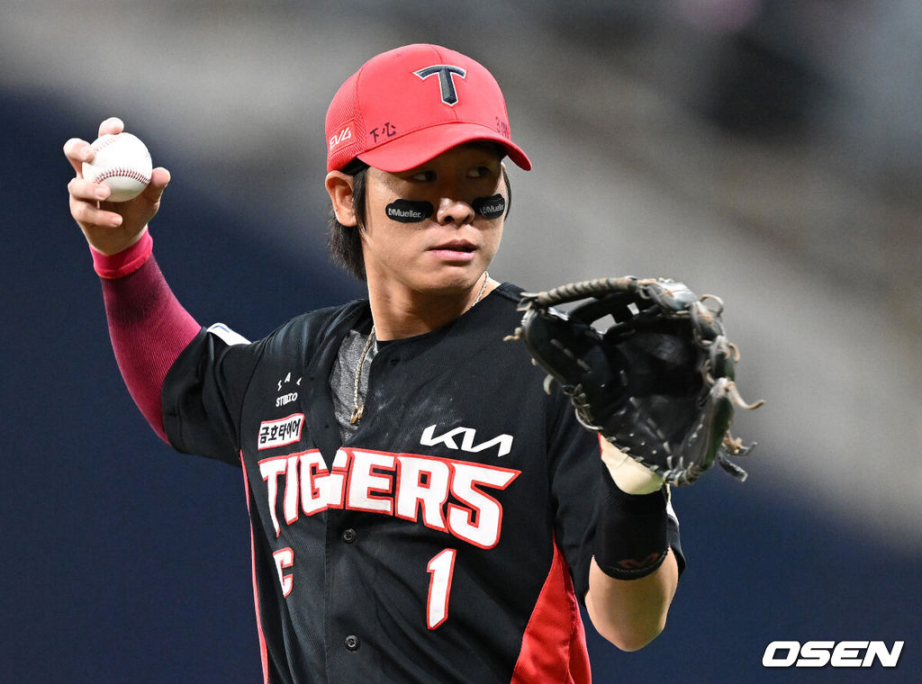 26일 오후 서울 고척스카이돔에서 2025 신한 SOL Bank KBO리그 키움 히어로즈와 KIA 타이거즈의 경기가 열렸다.키움은 하영민, KIA는 김건국을 선발 투수로 내세웠다.6회말 무사 1루에서 KIA 박찬호가 키움 어준서의 번트 때 병살 수비를 완성하고 볼을 돌리고 있다. 2025.06.26 /sunday@osen.co.kr