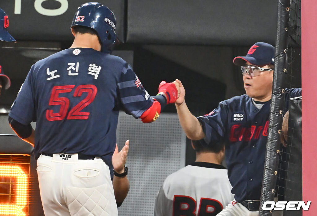 21일 광주-기아 챔피언스필드에서 2024 신한 SOL 뱅크 KBO 리그 KIA 타이거즈와 롯데 자이언츠의 경기가 열렸다. 홈팀 KIA는 양현종이 선발 출전하고 방문팀 롯데는 박세웅이 선발 출전했다.롯데 자이언츠 노진혁이 5회초 1사 우월 솔로 홈런을 치고 김태형 감독과 하이파이브를 하고 있다. 2024.08.21 / foto0307@osen.co.kr