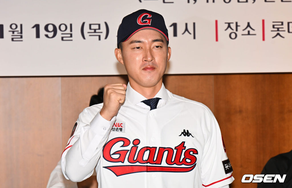 19일 오전 롯데호텔부산에서 롯데 자이언츠 노진혁, 유강남, 한현희의 입단식이 열렸다. 노진혁이 롯데 유니폼을 입고 화이팅을 하고 있다. / foto0307@osen.co.kr