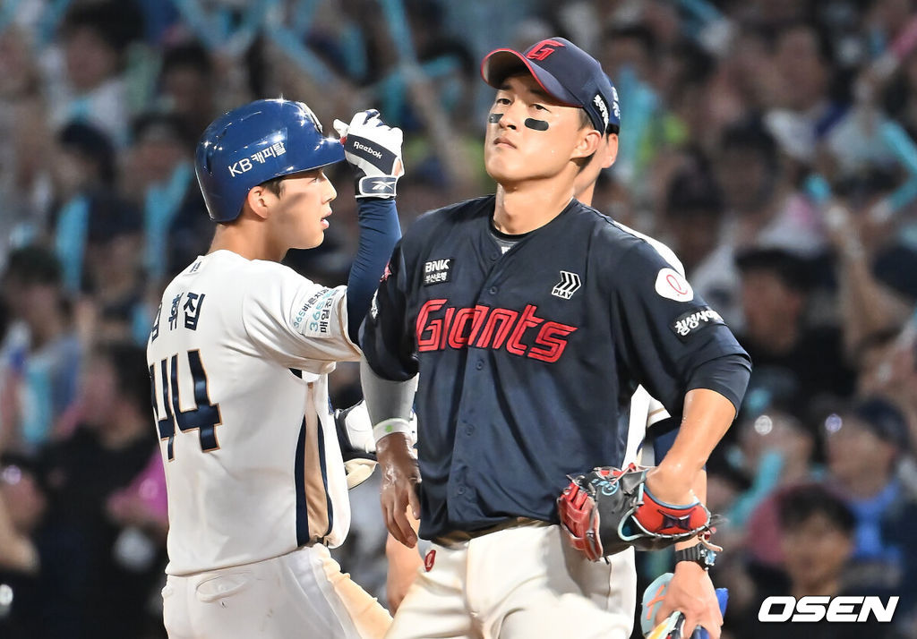 23일 창원NC파크에서 2025 신한 SOL 뱅크 KBO 리그 NC 다이노스와 롯데 자이언츠의 경기가 열렸다. 홈팀 NC는 김녹원이, 방문팀 롯데는 감보아가 선발 출전했다. NC 다이노스 김휘집이 5회말 1사 1,3루 좌익수 왼쪽 1타점 안타를 치고 세리머니를 하고 있다. 2025.08.23 / foto0307@osen.co.kr