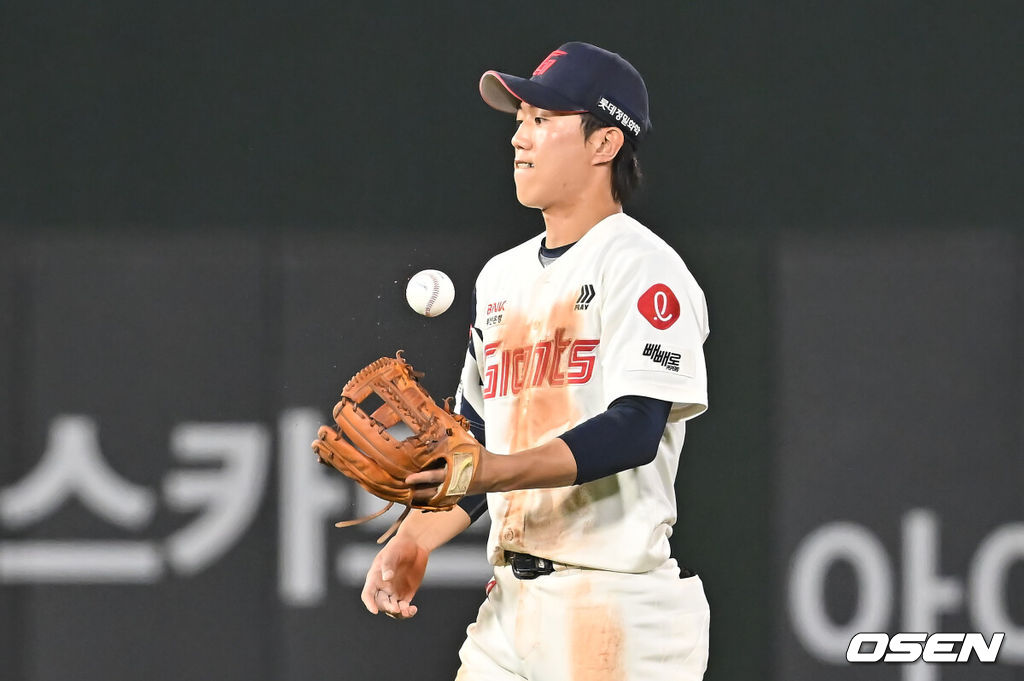 17일 부산 사직야구장에서 2025 신한 SOL 뱅크 KBO 리그 롯데 자이언츠와 한화 이글스의 경기가 열렸다. 홈팀 롯데는 데이비슨이, 방문팀 한화는 와이스가 선발 출전했다.롯데 자이언츠 전민재가 8회초 1사 2루 한화 이글스 이도윤의 타구를 잡지 못하고 안타를 허용한 후 아쉬워하고 있다. 2025.06.17 / foto0307@osen.co.kr