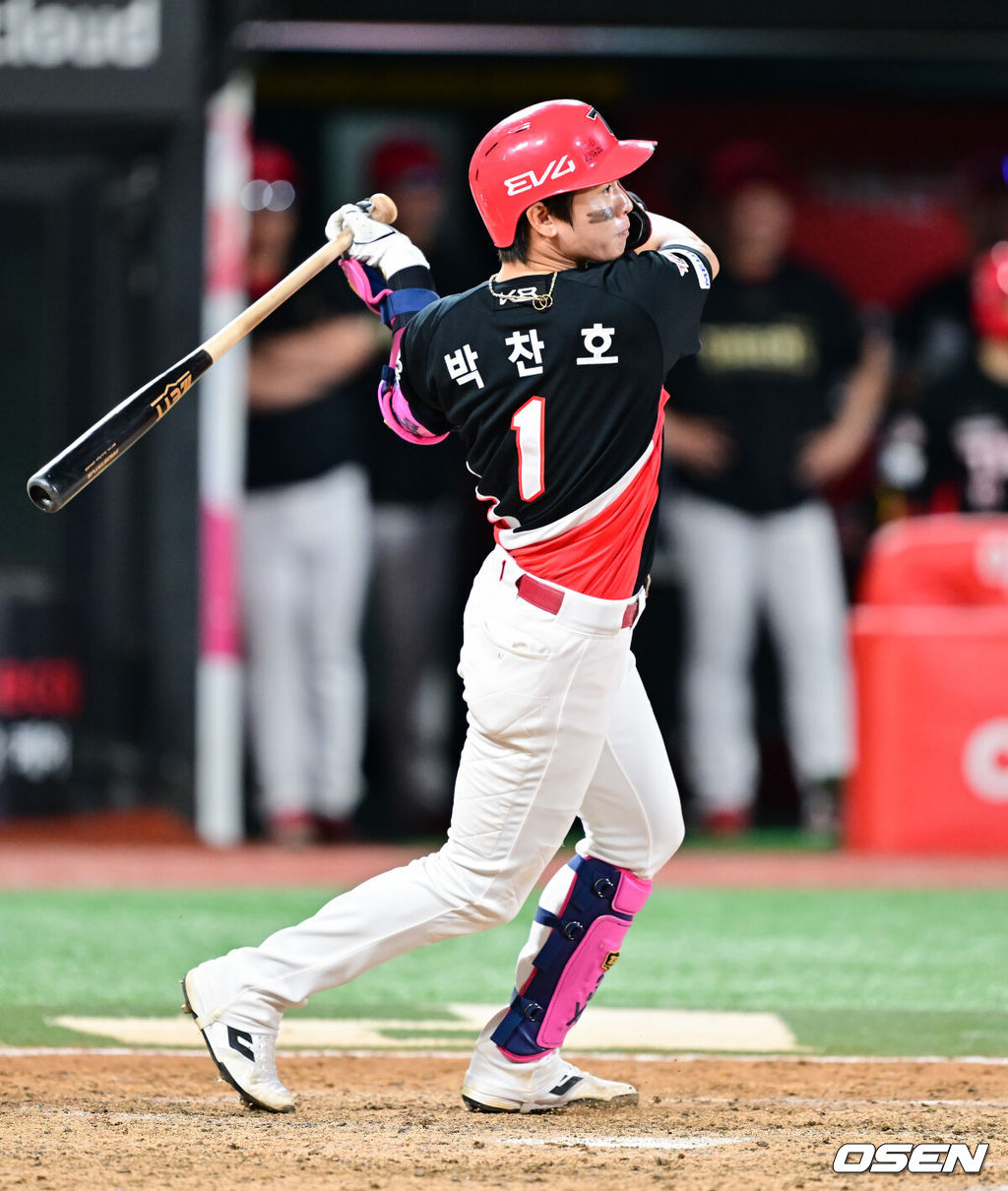 30일 오후 수원KT위즈파크에서 ‘2025 신한 SOL BANK KBO리그’ KT 위즈와 KIA 타이거즈의 경기가 진행됐다.이날 경기에 KT는 문용익(0승 0패)을, KIA는 올러(9승 5패)를 선발투수로 내세웠다. 9회초 KIA 선두타자 박찬호가 안타를 날리고 있다. 2025.08.30 / soul1014@osen.co.kr
