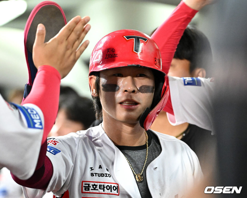 18일 오후 광주-기아 챔피언스필드에서 2025 신한 SOL Bank KBO리그 KIA 타이거즈와 KT 위즈의 경기가 열렸다.KIA는 윤영철, KT는 소형준을 선발 투수로 내세웠다.5회말 2사 1,3루에서 KIA 위즈덤의 우중간 적시 2루타 때 홈을 밟은 박찬호가 더그아웃에서 환호하고 있다. 2025.06.18 /sunday@osen.co.kr