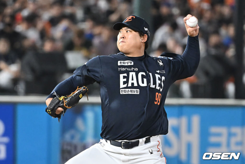 10일 부산 사직야구장에서 2025 신한 SOL 뱅크 KBO 리그 롯데 자이언츠와 한화 이글스의 경기가 열렸다. 홈팀 롯데는 감보아가, 방문팀 한화는 류현진이 선발 출전했다.한화 이글스 선발 투수 류현진이 역투하고 있다. 2025.09.10 / foto0307@osen.co.kr