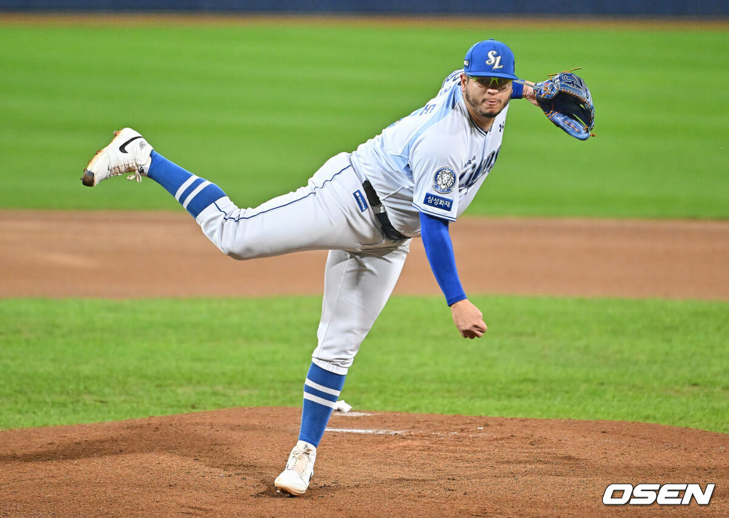 14일 대구 삼성라이온즈파크에서 2025 신한 SOL뱅크 KBO 준플레이오프 삼성 라이온즈와 SSG 랜더스의 4차전 경기가 열렸다. 홈팀 삼성은 후라도가, 방문팀 SSG는 김광현이 선발 투수로 출전했다.삼성 라이온즈 선발투수 후라도가 역투하고 있다. 2025.10.14 / foto0307@osen.co.kr