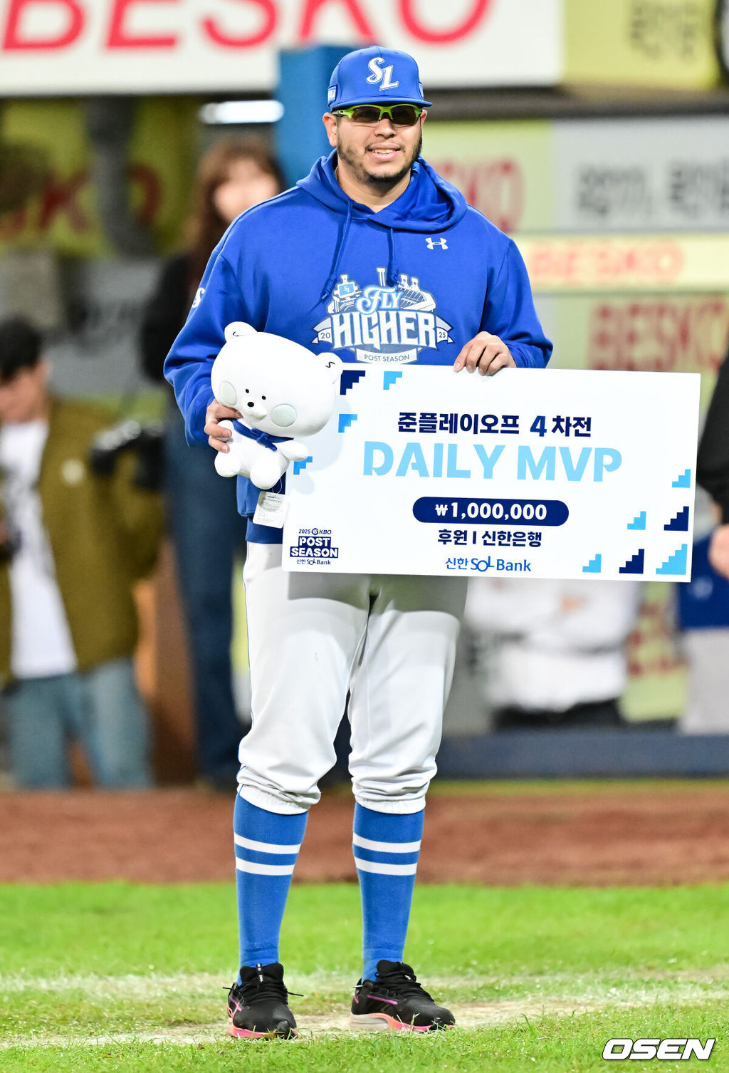 프로야구 삼성 라이온즈가 약속의 8회를 연출했다. 외국인 타자 르윈 디아즈와 이재현의 백투백 홈런을 앞세워 SSG 랜더스를 꺾고 플레이오프 진출에 성공했다. 삼성은 14일 대구삼성라이온즈파크에서 열린 SSG와의 준플레이오프 4차전에서 8회 디아즈와 이재현의 백투백 홈런에 힘입어 5-2로 승리했다. 이로써 시리즈 전적 3승 1패로 플레이오프 진출 티켓을 거머 쥐었다. 준플레이오프 4차전 MVP 삼성 후라도가 포즈를 취하고 있다.  2025.10.14 / soul1014@osen.co.kr