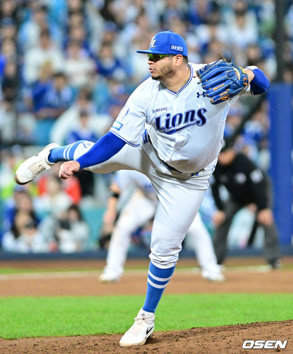 14일 대구 삼성라이온즈파크에서 ‘2025 신한 SOL뱅크 KBO리그’ 준플레이오프(5전 3선승제) 4차전 삼성 라이온즈와 SSG 랜더스의 경기가 열렸다.삼성은 아리엘 후라도, SSG는 김광현을 선발로 내세웠다.7회초 삼성 선발 아리엘 후라도가 힘차게 공을 뿌리고 있다. 2025.10.14 / dreamer@osen.co.kr