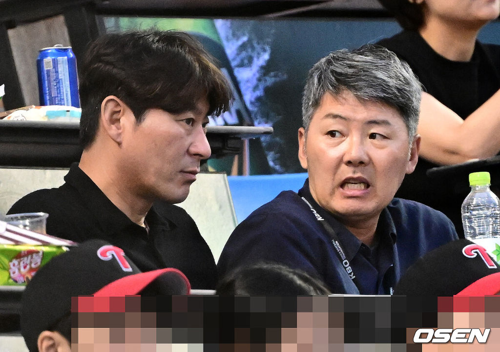 11일 오후 서울 잠실구장에서 ‘2025 신한 SOL Bank KBO리그’ LG 트윈스와 SSG 랜더스의 경기가 열렸다.LG는 에르난데스, SSG는 화이트를 선발로 내세웠다WBC 대표팀 강인권 수석코치, 김원형 투수코치가 경기를 지켜보고 있다. 2025.06.11 /jpnews@osen.co.kr