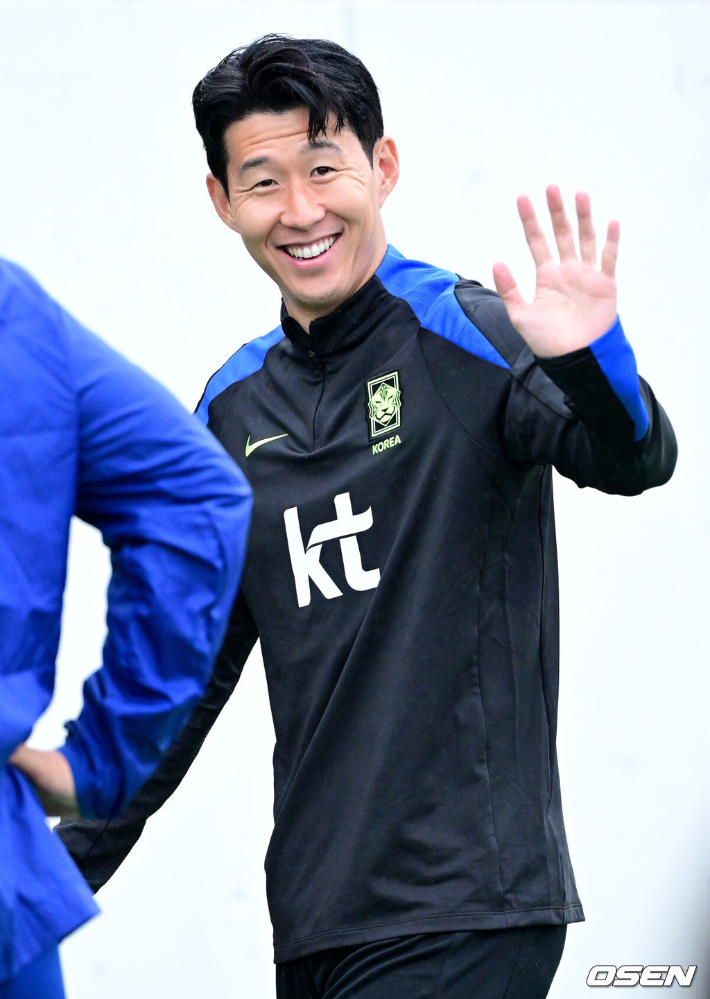 홍명보 감독이 이끄는 대한민국 축구 국가대표팀이 7일 오후 경기도 고양종합운동장 보조경기장에서 오는 10일 브라질과의 평가전을 앞두고 오픈트레이닝을 진행했다.한국 축구대표팀과 브라질은 오는 10일 서울월드컵경기장에서 친선경기를 갖는다.A대표팀 손흥민히 훈련장에 들어서며 팬들에게 인사를 전하고 있다. 2025.10.07 / dreamer@osen.co.kr