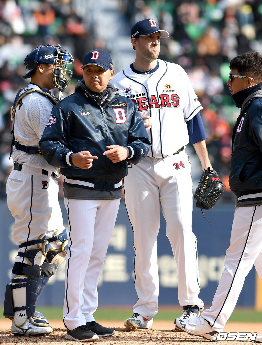 23일 서울 잠실야구장에서 '2019 신한은행 MY CAR KBO리그 개막전' 두산 베어스와 한화 이글스의 경기가 열렸다.6회초 2사 1루 상황 두산 린드블럼이 마운드를 내려가며 김원형 코치와 대화를 나누고 있다. /dreamer@osen.co.kr