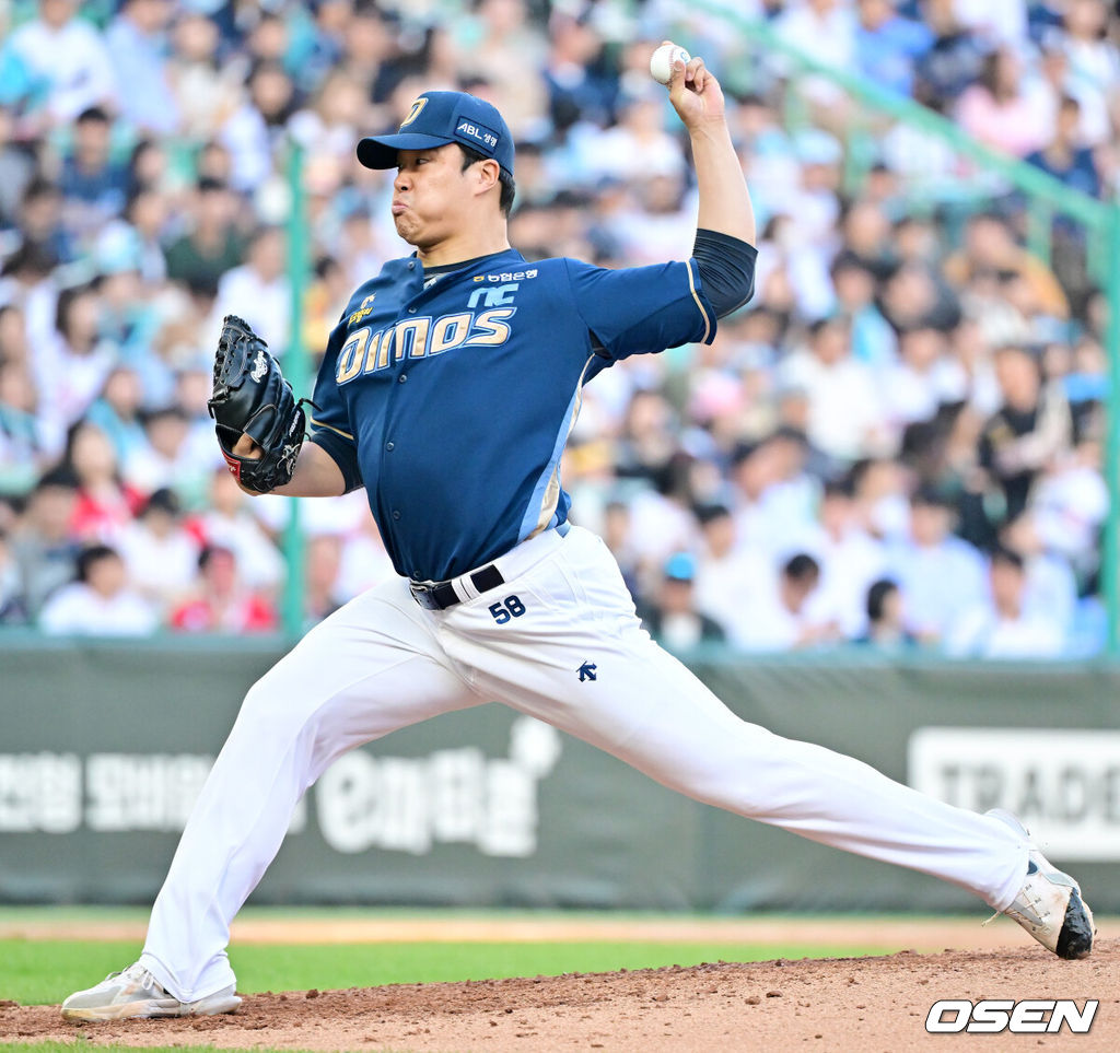 4일 오후 인천 SSG랜더스필드에서 ‘2024 신한 SOL BANK KBO리그’ SSG 랜더스와 NC 다이노스의 경기가 진행됐다.이날 선발투수로 SSG는 엘리아스를, NC는 신영우를 내세웠다.4회말 2사 주자 만루 SSG 추신수 타석에서 마운드에 오른 NC 서의태가 힘차게 공을 뿌리고 있다. 2024.05.04 / rumi@osen.co.kr