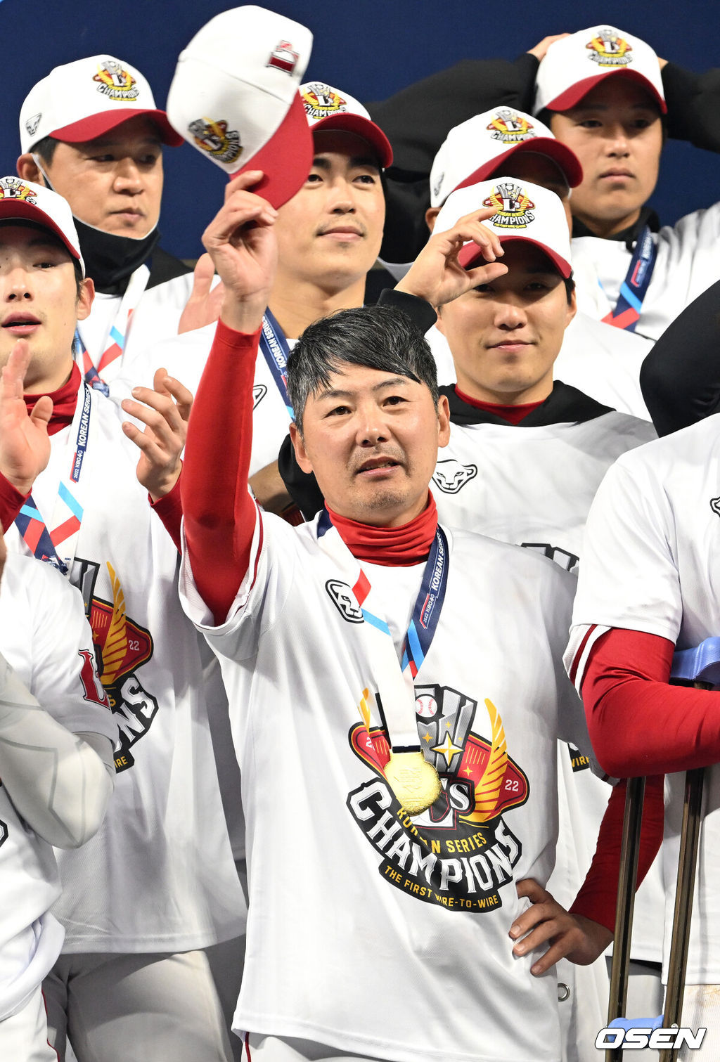 SSG 랜더스가 구단 인수 후 2년 만에 첫 우승을 차지했다. SSG는 8일 인천 SSG랜더스필드에서 열린 2022 한국시리즈 6차전 키움과의 경깅서 4-3으로 승리했다. 시리즈 전적 4승 2패로 정규 시즌에 이어 한국시리즈까지 통합 우승에 성공했다. 키움은 2014년, 2019년에 이어 2022년에도 한국시리즈 준우승에 머물며 창단 첫 우승을 다음으로 기약했다.  SSG 김원형 감독이 기념촬영을 하고 있다. 2022.11.08 /sunday@osen.co.kr