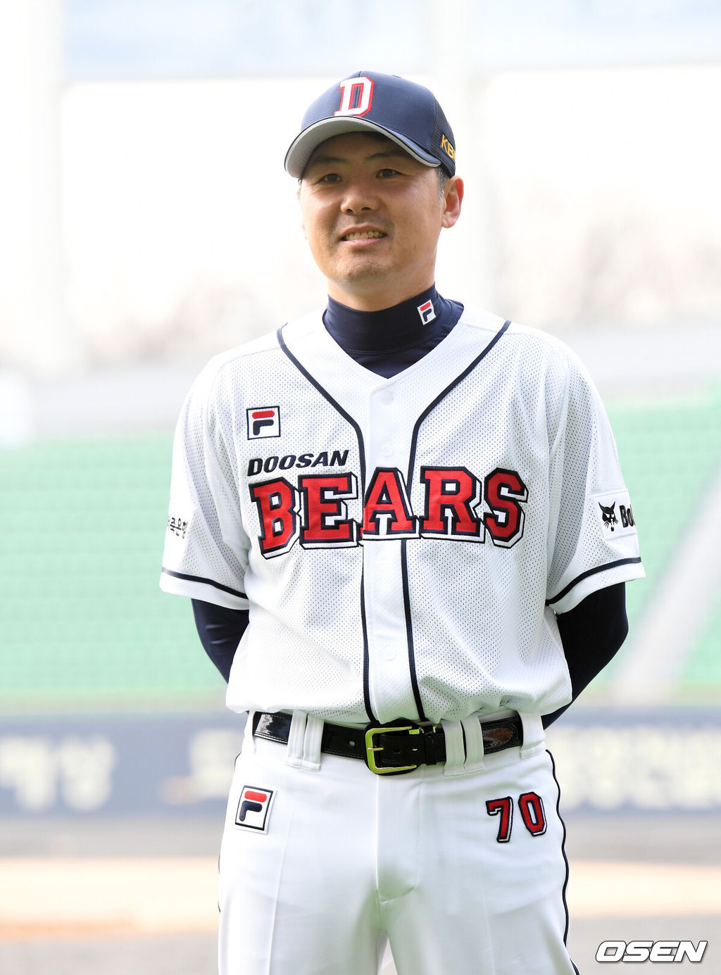 두산 베어스 시무식 겸 창단 기념일 행사가 15일 오전 서울 잠실야구장에서 열렸다.올시즌 합류한 김원형 코치가 포토데이 행사를 하고 있다. /jpnews@osen.co.kr