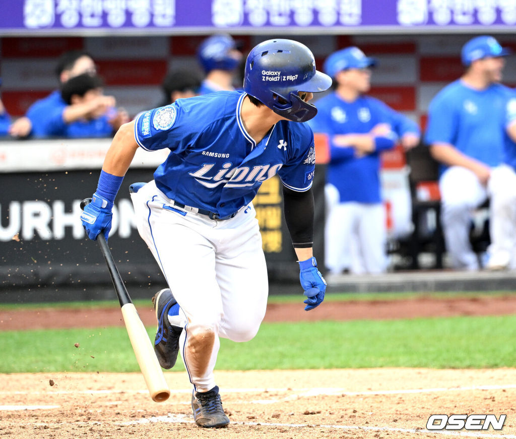 19일 오후 대전 한화생명볼파크에서 2025 신한 SOL Bank KBO리그 포스트시즌 플레이오프 2차전 한화 이글스와 삼성 라이온즈의 경기가 열렸다.한화는 라이언 와이스, 삼성은 최원태를 선발 투수로 내세웠다.4회말 1사 1루에서 삼성 김성윤이 좌전 안타를 치고 있다. 2025.10.19 /sunday@osen.co.kr