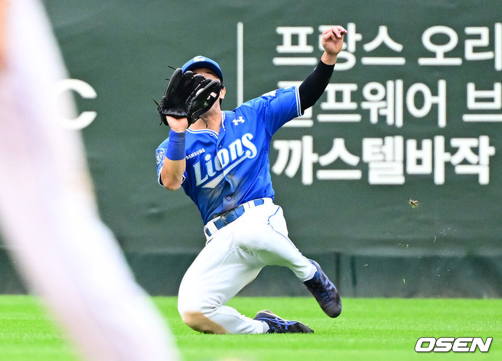 9일 인천 SSG랜더스필드에서 2025 신한 SOL뱅크 KBO리그 준플레이오프(5전 3선승제) 1차전 SSG 랜더스와 삼성 라이온즈의 경기가 열렸다.SSG은 화이트, 삼성은 최원태를 선발 투수로 내세웠다.5회말 1사에서 삼성 김성윤이 SSG 최지훈의 좌익수 플라이 타구를 처리하고 있다. 2025.10.09 /jpnews@osen.co.kr