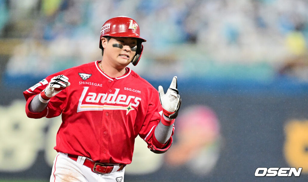 13일 대구 삼성라이온즈파크에서 ‘2025 신한 SOL뱅크 KBO리그’ 준플레이오프(5전 3선승제) 3차전 삼성 라이온즈와 SSG 랜더스의 경기가 열렸다삼성은 원태인, 방문팀 SSG은 드류 앤더슨을 선발로 내세웠다.9회초 무사 1루 SSG 고명준이 2점 홈런을 날리고 베이스를 돌고 있다.   2025.10.13 / soul1014@osen.co.kr