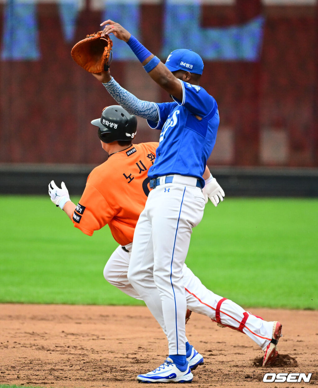 18일 오후 대전 한화생명볼파크에서 2025 신한 SOL Bank KBO리그 포스트시즌 플레이오프 1차전 한화 이글스와 삼성 라이온즈의 경기가 열렸다.한화는 폰세, 삼성은 가라비토를 선발 투수로 내세웠다.1회말 2사 1루에서 한화 노시환이 2루타를 날리며 전력질주를 하고 있다. 2025.10.18 /jpnews@osen.co.kr