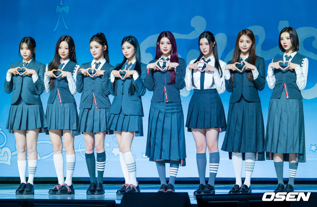 20일 오후 서울 용산구 블루스퀘어 SOL트래블홀에서 SM 걸그룹 하츠투하츠 (Hearts2Hearts) 첫 미니앨범 'FOCUS'(포커스) 발매 기념 미디어 쇼케이스가 열렸다.이번 앨범은 타이틀 곡 'FOCUS'와 싱글 'STYLE', 뉴잭스윙 댄스 곡 'Pretty Please'(프리티 플리즈), 펑키한 누디스코 스타일의 'Apple Pie'(애플 파이), 로맨틱한 무드의 시티 팝 장르 'Flutter'(플러터), 감미로운 R&B 팝 발라드 'Blue Moon'(블루 문)까지 다양한 분위기의 총 6곡으로 구성, 하츠투하츠의 음악 세계를 폭 넓은 스펙트럼으로 만끽할 수 있다.하츠투하츠가 무대 위에서 포토타임을 갖고 있다. 2025.10.20 / rumi@osen.co.kr