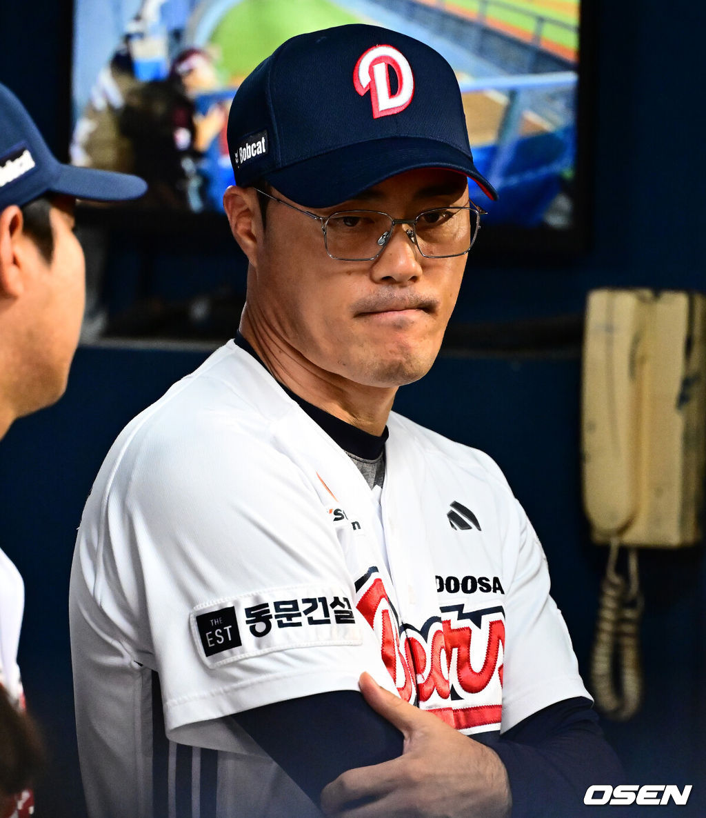 17일 오후 서울 잠실구장에서 ‘2025 신한 SOL Bank KBO리그’ 두산 베어스와 키움 히어로즈의 경기가 열렸다.두산은 콜어빈, 키움은 매르세데스가 선발로 나섰다.9회초 두산 조성환 감독대행이 경기를 지켜보고 있다. 2025.09.17 /jpnews@osen.co.kr