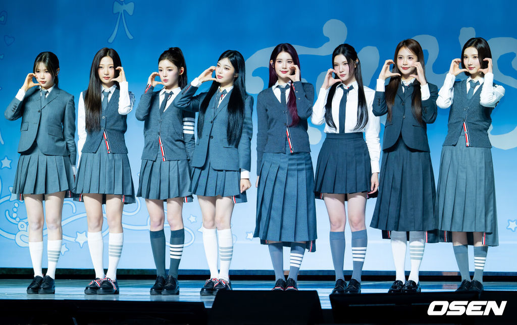 20일 오후 서울 용산구 블루스퀘어 SOL트래블홀에서 SM 걸그룹 하츠투하츠 (Hearts2Hearts) 첫 미니앨범 'FOCUS'(포커스) 발매 기념 미디어 쇼케이스가 열렸다.이번 앨범은 타이틀 곡 'FOCUS'와 싱글 'STYLE', 뉴잭스윙 댄스 곡 'Pretty Please'(프리티 플리즈), 펑키한 누디스코 스타일의 'Apple Pie'(애플 파이), 로맨틱한 무드의 시티 팝 장르 'Flutter'(플러터), 감미로운 R&B 팝 발라드 'Blue Moon'(블루 문)까지 다양한 분위기의 총 6곡으로 구성, 하츠투하츠의 음악 세계를 폭 넓은 스펙트럼으로 만끽할 수 있다.하츠투하츠가 무대 위에서 포토타임을 갖고 있다. 2025.10.20 / rumi@osen.co.kr