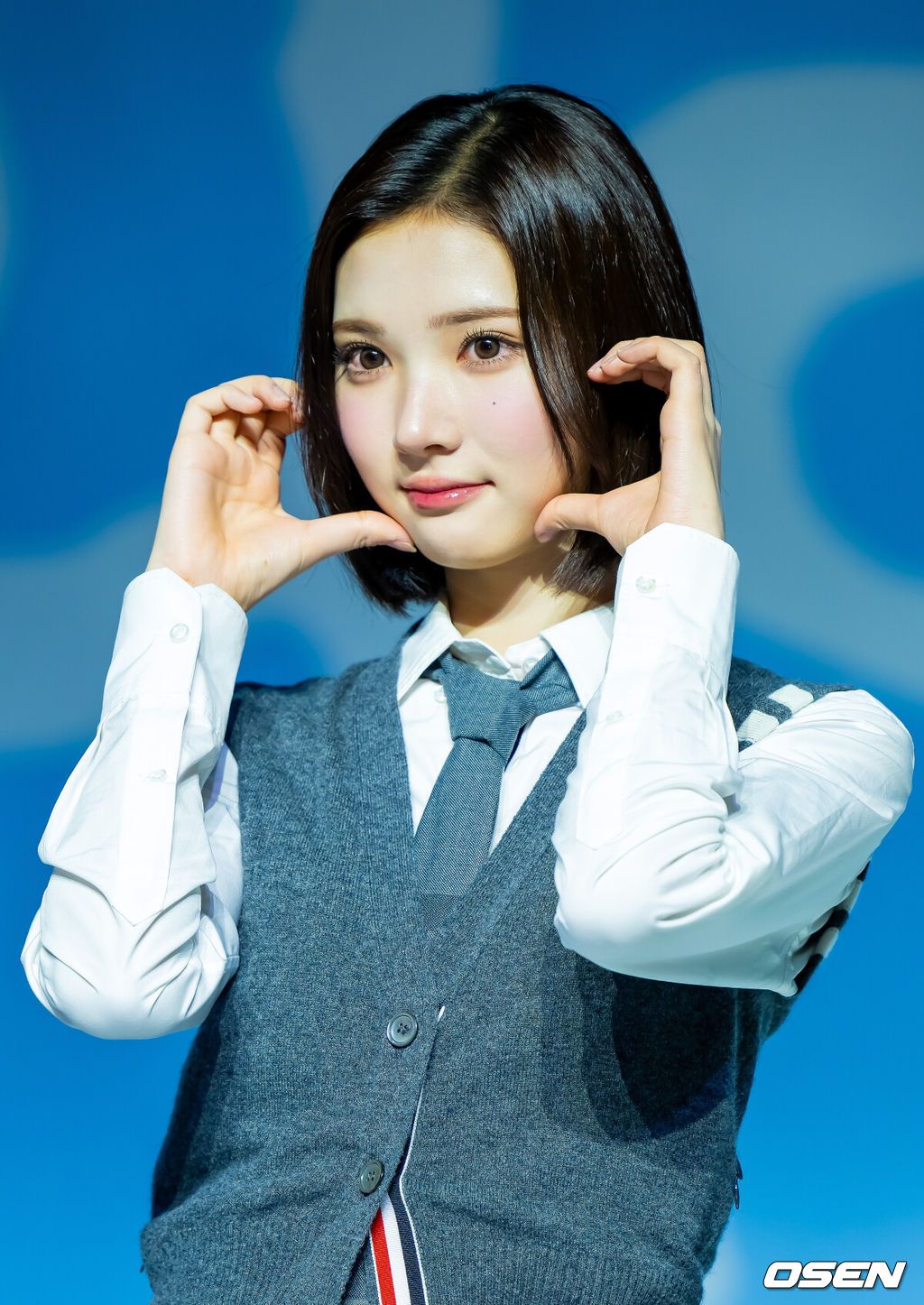 20일 오후 서울 용산구 블루스퀘어 SOL트래블홀에서 SM 걸그룹 하츠투하츠 (Hearts2Hearts) 첫 미니앨범 'FOCUS'(포커스) 발매 기념 미디어 쇼케이스가 열렸다.이번 앨범은 타이틀 곡 'FOCUS'와 싱글 'STYLE', 뉴잭스윙 댄스 곡 'Pretty Please'(프리티 플리즈), 펑키한 누디스코 스타일의 'Apple Pie'(애플 파이), 로맨틱한 무드의 시티 팝 장르 'Flutter'(플러터), 감미로운 R&B 팝 발라드 'Blue Moon'(블루 문)까지 다양한 분위기의 총 6곡으로 구성, 하츠투하츠의 음악 세계를 폭 넓은 스펙트럼으로 만끽할 수 있다.하츠투하츠 지우가 무대 위에서 포토타임을 갖고 있다. 2025.10.20 / rumi@osen.co.kr