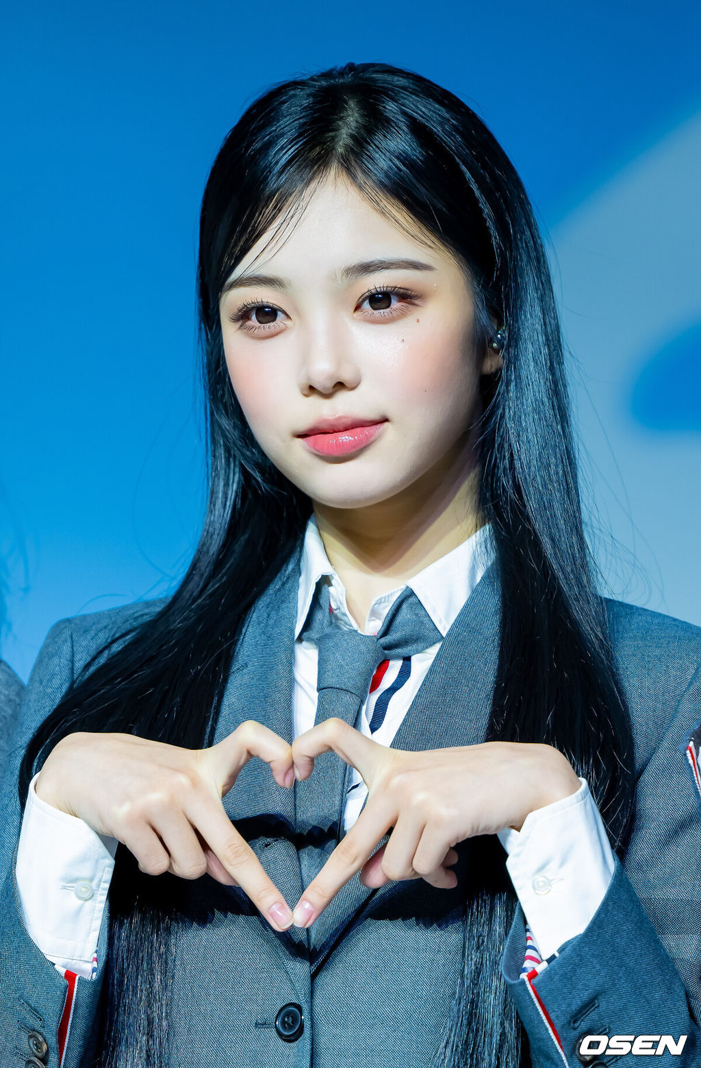 20일 오후 서울 용산구 블루스퀘어 SOL트래블홀에서 SM 걸그룹 하츠투하츠 (Hearts2Hearts) 첫 미니앨범 'FOCUS'(포커스) 발매 기념 미디어 쇼케이스가 열렸다.이번 앨범은 타이틀 곡 'FOCUS'와 싱글 'STYLE', 뉴잭스윙 댄스 곡 'Pretty Please'(프리티 플리즈), 펑키한 누디스코 스타일의 'Apple Pie'(애플 파이), 로맨틱한 무드의 시티 팝 장르 'Flutter'(플러터), 감미로운 R&B 팝 발라드 'Blue Moon'(블루 문)까지 다양한 분위기의 총 6곡으로 구성, 하츠투하츠의 음악 세계를 폭 넓은 스펙트럼으로 만끽할 수 있다.하츠투하츠 이안이 무대 위에서 포토타임을 갖고 있다. 2025.10.20 / rumi@osen.co.kr